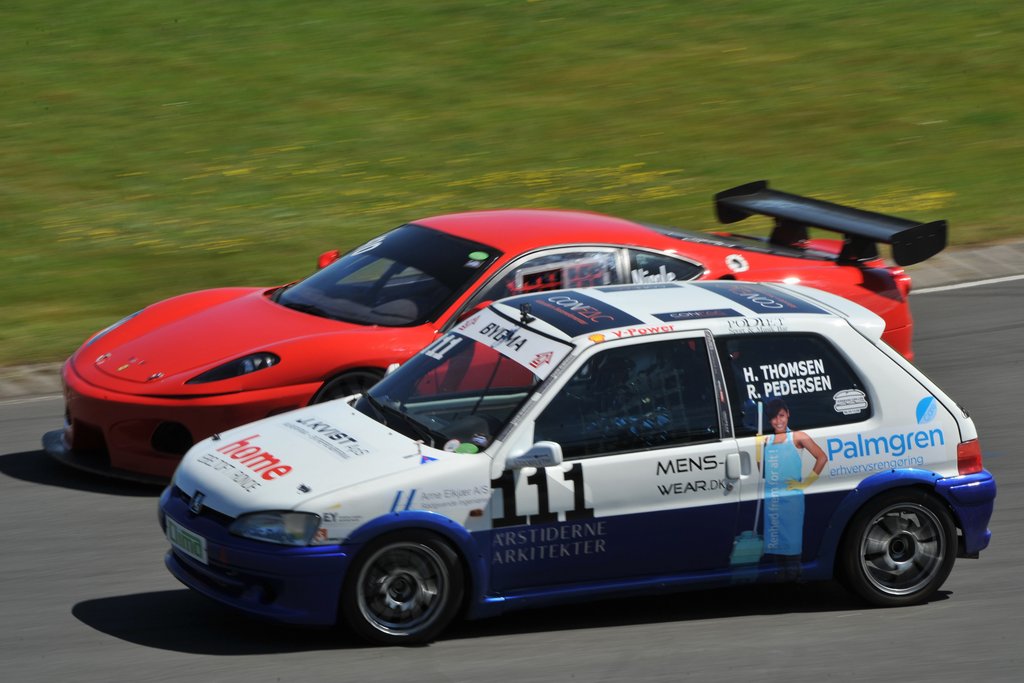 Syddjurs Racings Peugeot 106 i kamp mod en Ferrari 430 - det er noget af det, Danish Endurance Championship byder på i weekenden på Ring Djursland
(Foto: Morten Alstrup)